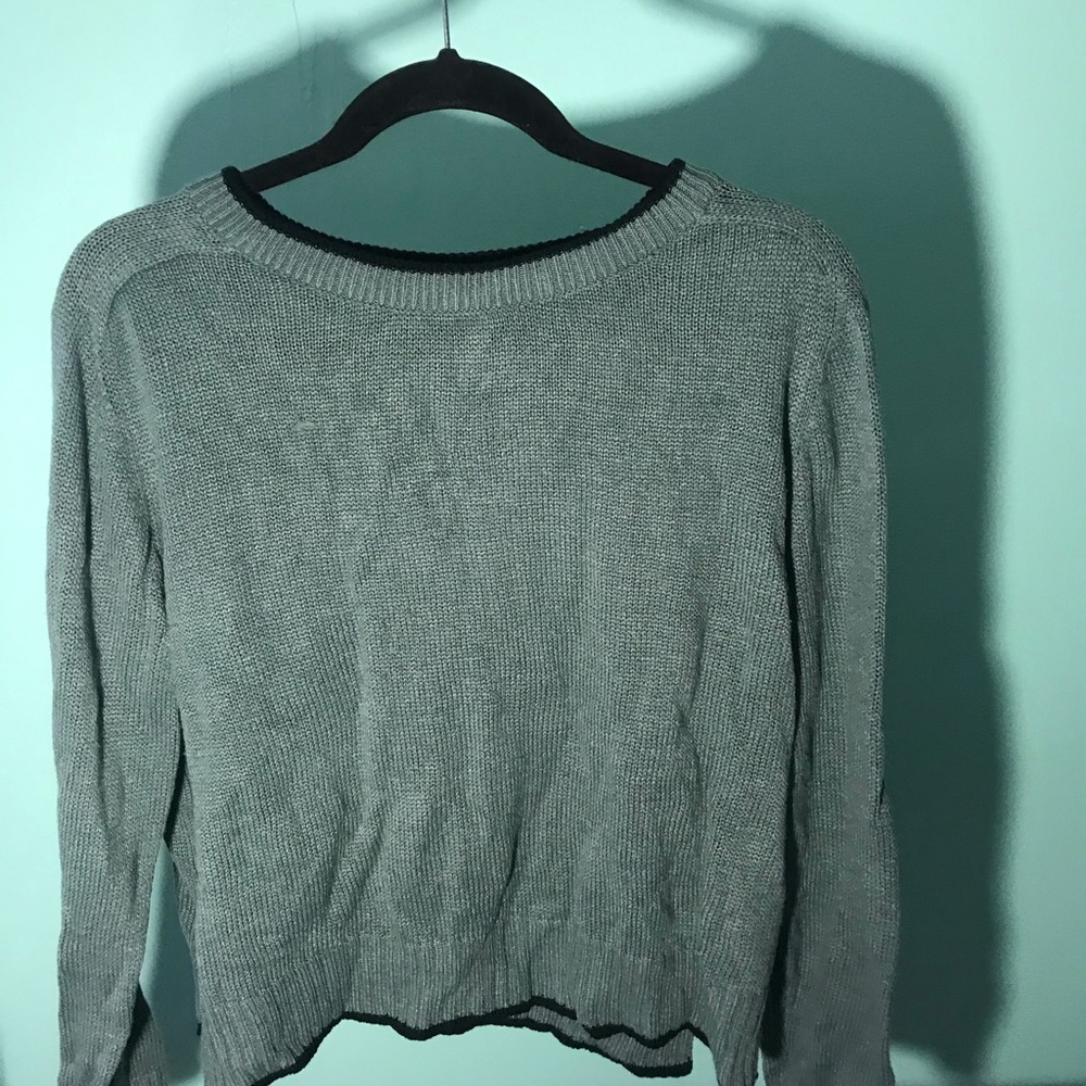 Green H&M sweater collar and ends lined black 💙